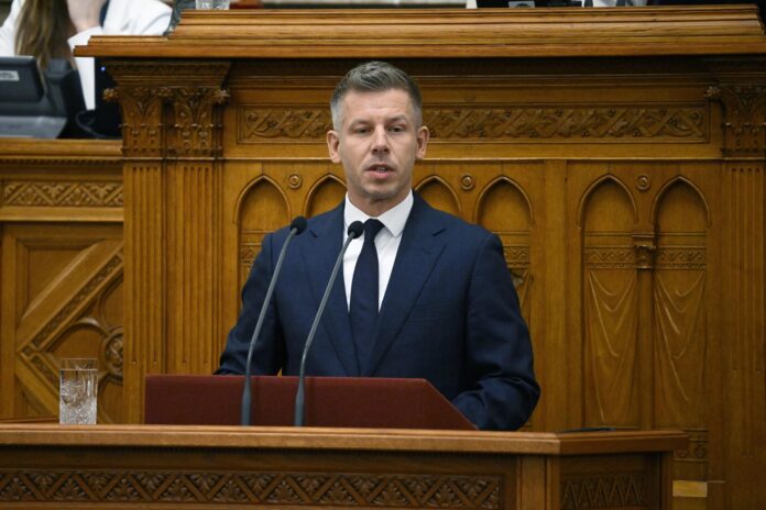 El primer ministro húngaro, Péter Magyar, interviene durante una sesión extraordinaria del Parlamento de Hungría en Budapest. EFE/EPA/Boglárka Bodnár HUNGARY OUT</p>
