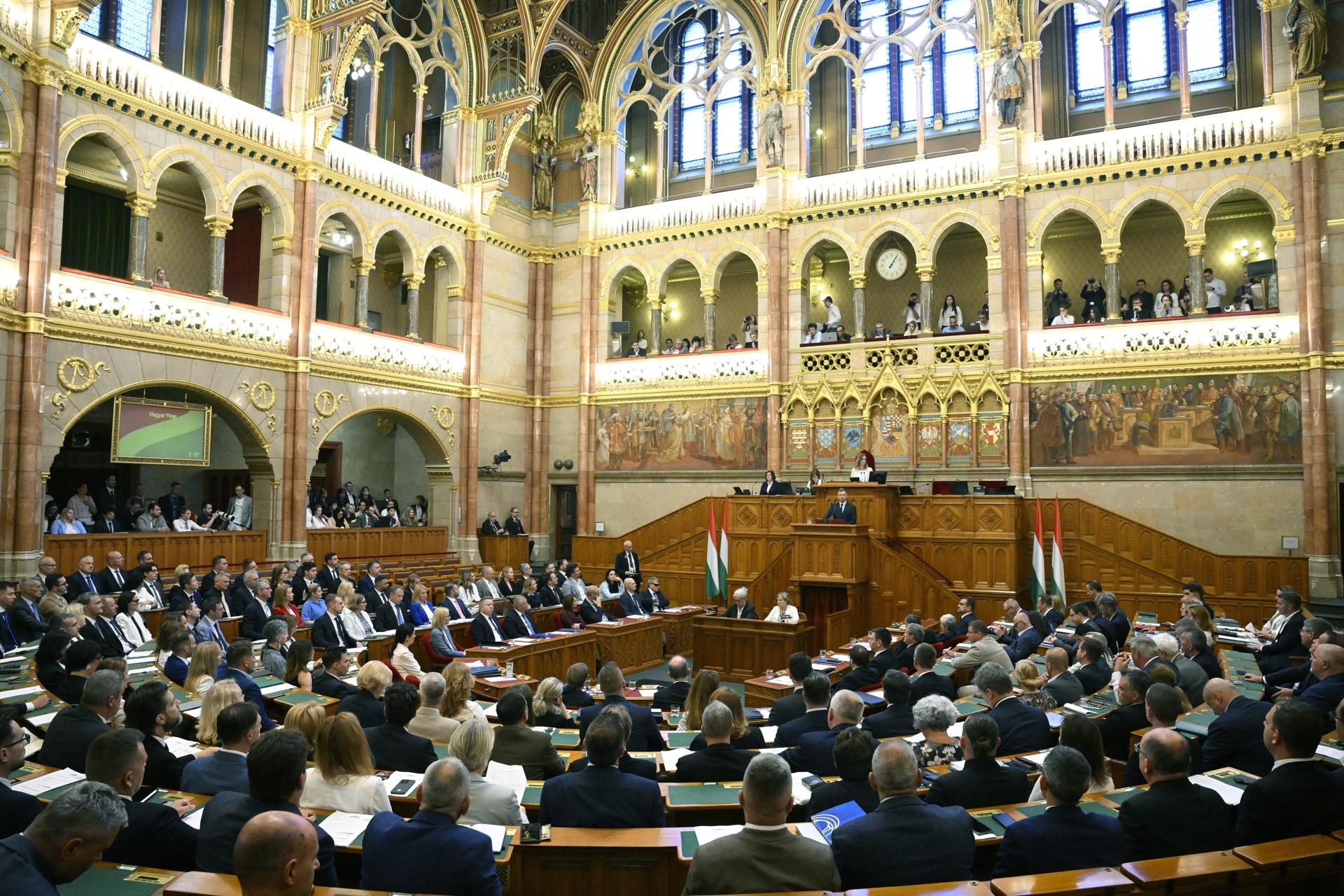 El primer ministro húngaro, Peter Magyar, habla durante una sesión extraordinaria del Parlamento húngaro en Budapest. EFE/EPA/Boglarka Bodnar HUNGARY OUT
