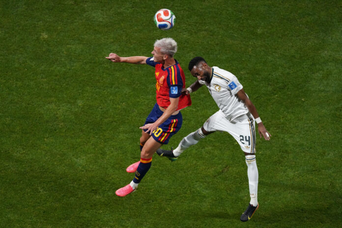 El centrocampista de la selección española, Dani Olmo (i), disputa el balón ante el jugador de Arabia Saudí, Moteb Al Harbi, en Atlanta. EFE/ Kenneth Fernández.
