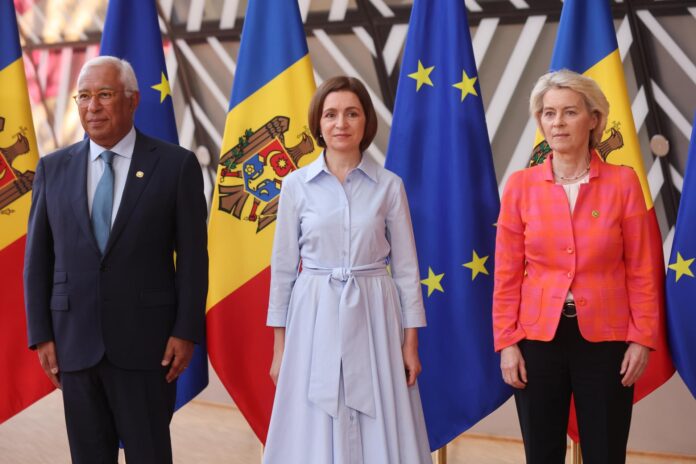 El presidente del Consejo Europeo, Antonio Costa (izq.), y la presidenta de la Comisión Europea, Ursula von der Leyen (der.), dan la bienvenida a la presidenta de Moldavia, Maia Sandu (centro), antes de la cumbre UE-Moldavia en Bruselas. EFE/EPA/OLIVIER HOSLET
