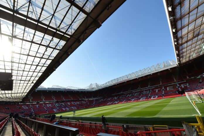 Vista general del interior del estadio Old Trafford en foto de archivo de Peter Powell
