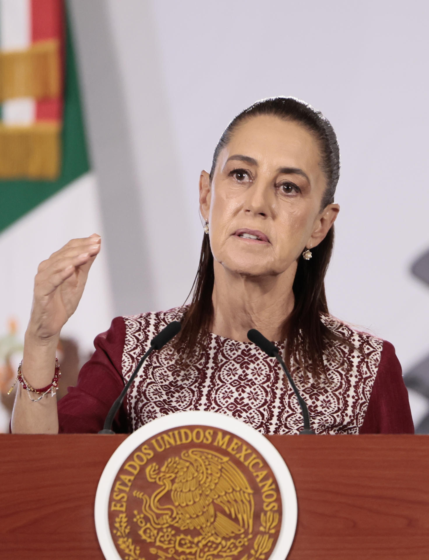 La presidenta de México Claudia Shainbaum, habla durante una conferencia de prensa este lunes en el Palacio Nacional de Ciudad de México (México). EFE/José Méndez
