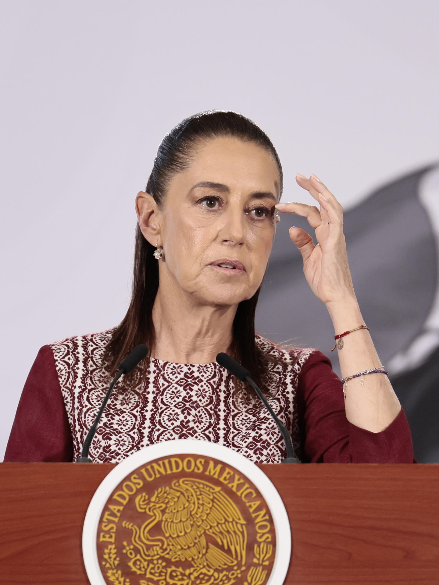 La presidenta de México Claudia Shainbaum, habla durante una conferencia de prensa este lunes en el Palacio Nacional de Ciudad de México (México). EFE/José Méndez