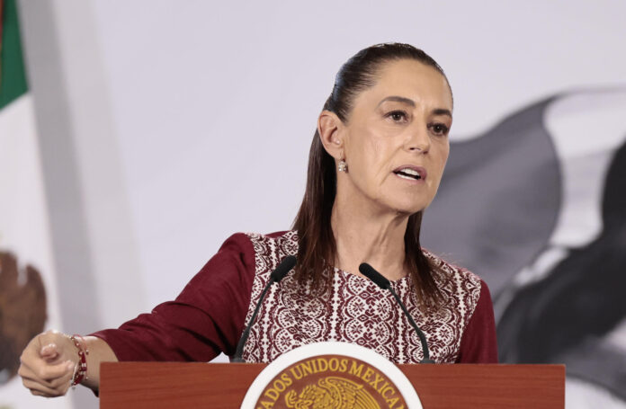 La presidenta de México Claudia Shainbaum, habla durante una conferencia de prensa este lunes en el Palacio Nacional de Ciudad de México (México). EFE/José Méndez
