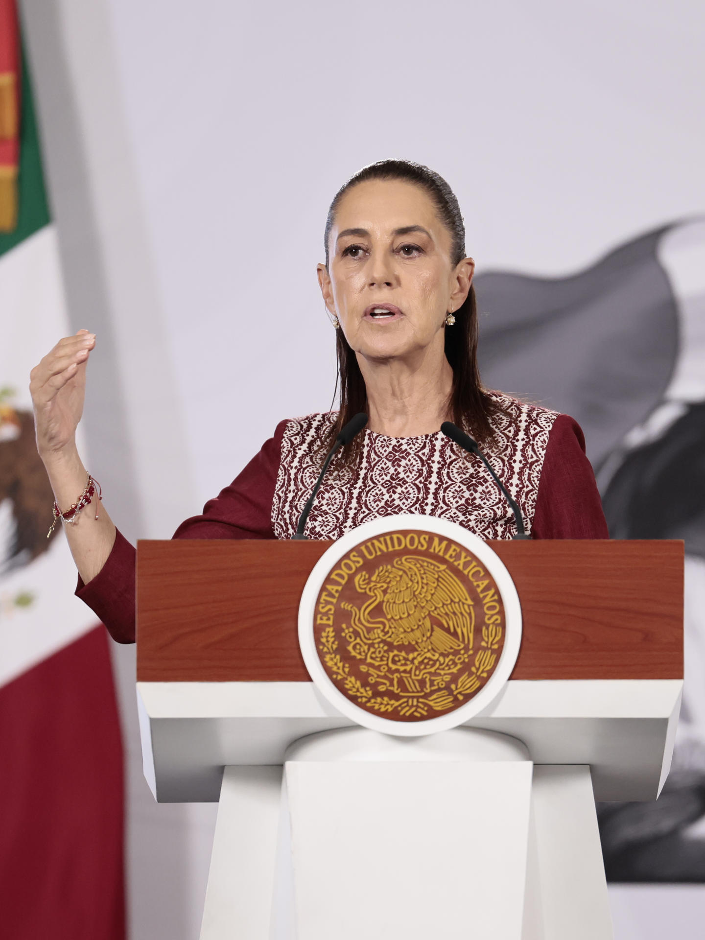 La presidenta de México Claudia Shainbaum, habla durante una conferencia de prensa este lunes en el Palacio Nacional de Ciudad de México (México). EFE/José Méndez