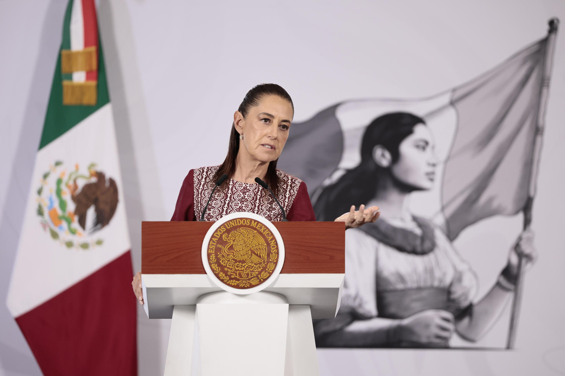 La presidenta de México Claudia Shainbaum, habla durante una conferencia de prensa este lunes en el Palacio Nacional de Ciudad de México (México). EFE/José Méndez