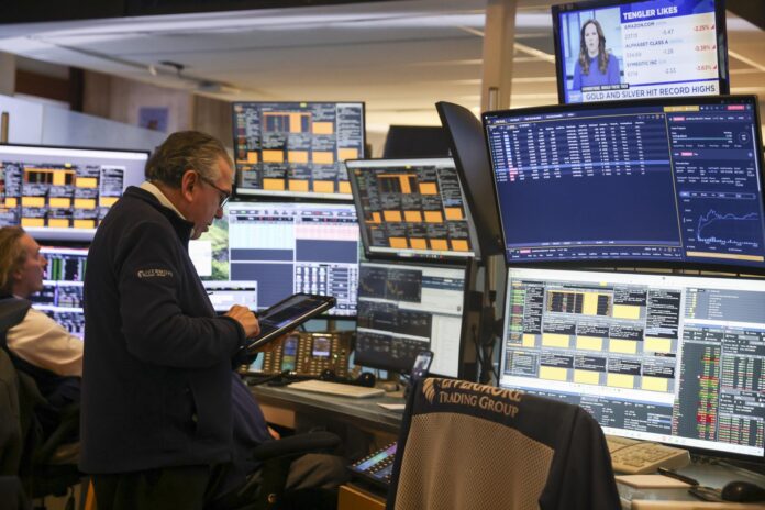 Fotografía de archivo en la que se captó a un par de corredores de la Bolsa de Valores de Nueva York, durante una jornada de intercambio bursátil, en Wall Street (NY, EE.UU.). EFE/Sarah Yenesel
