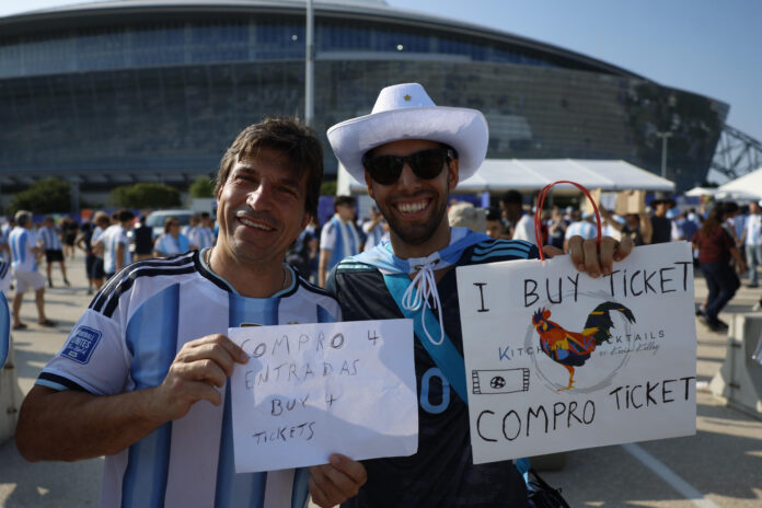 Aficionados argentinos antes del partido del Mundial 2026 entre Argentina y Austria, este lunes en Arlington, Texas. EFE/Mariscal
