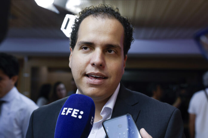 Fotografía de archivo en la que se captó al líder opositor venezolano Pedro Urruchurtu, durante una entrevista con EFE, en Madrid. EFE/J.J. Guillén
