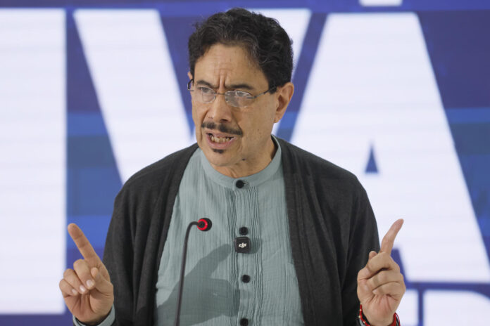 El candidato a la Presidencia de Colombia por el partido oficialista Pacto Histórico, Iván Cepeda, fue captado este 22 de junio, durante una rueda de prensa, tras la segunda vuelta de las elecciones presidenciales, en Bogotá (Colombia). EFE/Carlos Ortega
