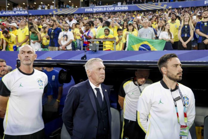 El seleccionador de Brasil, Carlo Ancelotti, dirige un entrenamiento en el centro deportivo Columbia Park este lunes, en Morristown, New Jersey (EE.UU.). EFE/Sebastião Moreira
