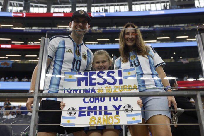 Aficionados argentinos en el estadio antes del partido del Mundial 2026 entre Argentina y Austria, este lunes en Arlington, Texas. EFE/Mariscal
