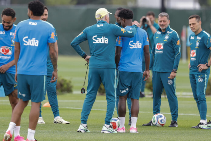 El seleccionador de Brasil, Carlo Ancelotti (c i), conversa con Vini Jr. durante un entrenamiento en el centro deportivo Columbia Park este lunes, en Morristown, New Jersey (EE.UU.). EFE/Sebastião Moreira
