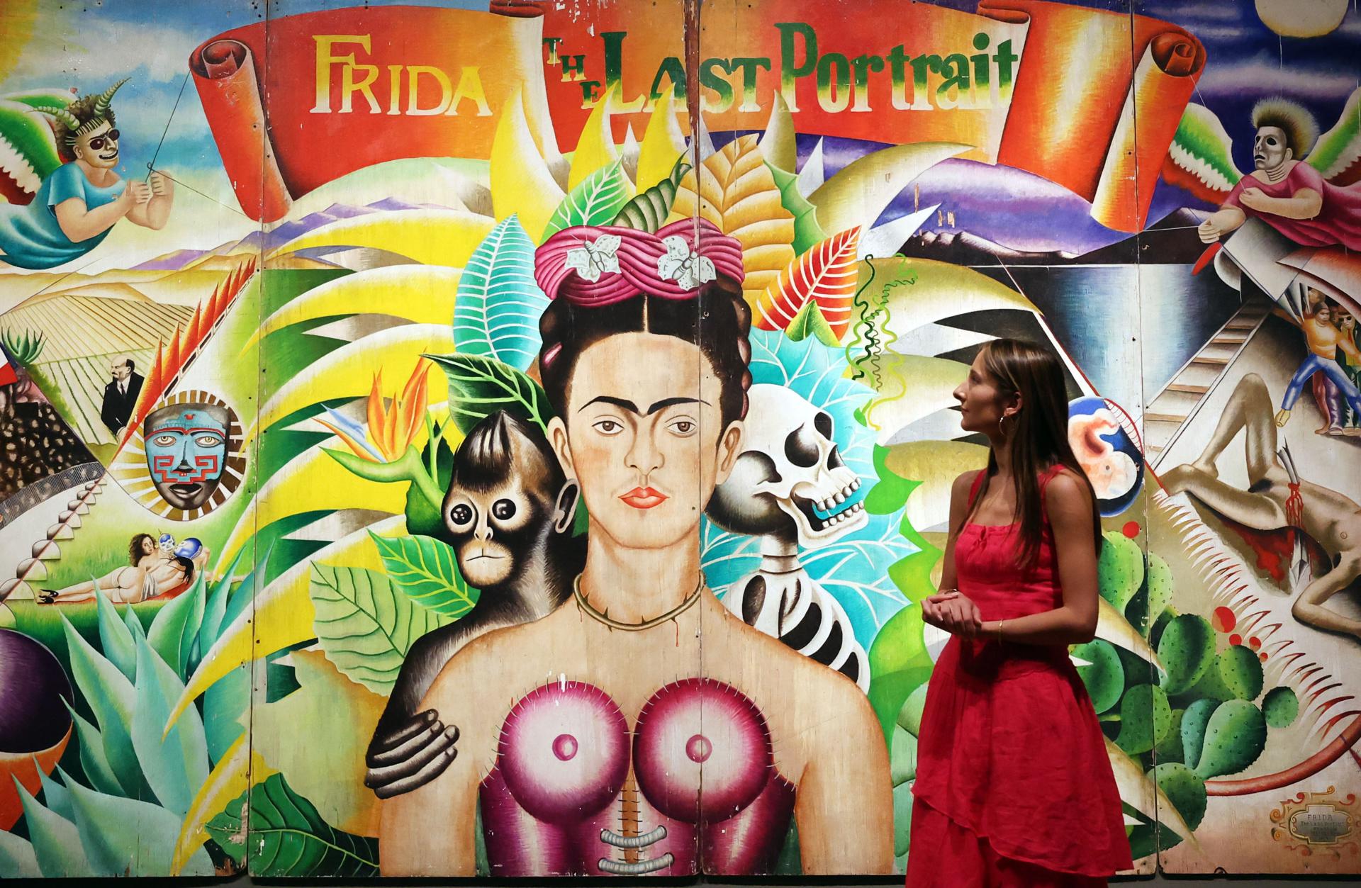 Un empleado del museo Tate Modern de Londres observa una obra inspirada en Frida Kahlo durante la exposición 'Frida: La creación de un icono'. EFE/EPA/ANDY RAIN