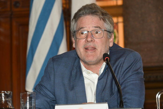 Fotografía de archivo en la que se captó al director de la Oficina Regional de la Unesco en Uruguay, Ernesto Fernández Polcuch, durante una conferencia, en Montevideo (Uruguay). EFE/Federico Gutiérrez
