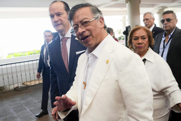 El presidente de Colombia, Gustavo Petro (c), saluda a su llegada a los actos conmemorativos del Bicentenario del Congreso Anfictiónico este lunes, en Ciudad de Panamá (Panamá). EFE/ Aris Mariota
