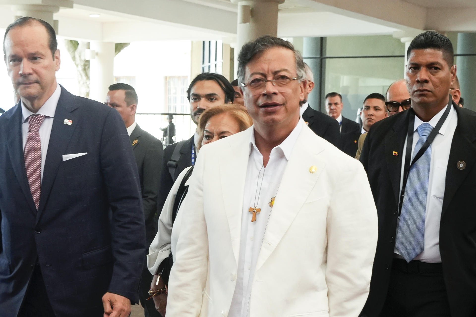 El presidente de Colombia, Gustavo Petro (c), llega a los actos conmemorativos del Bicentenario del Congreso Anfictiónico este lunes, en Ciudad de Panamá (Panamá). EFE/ Aris Mariota