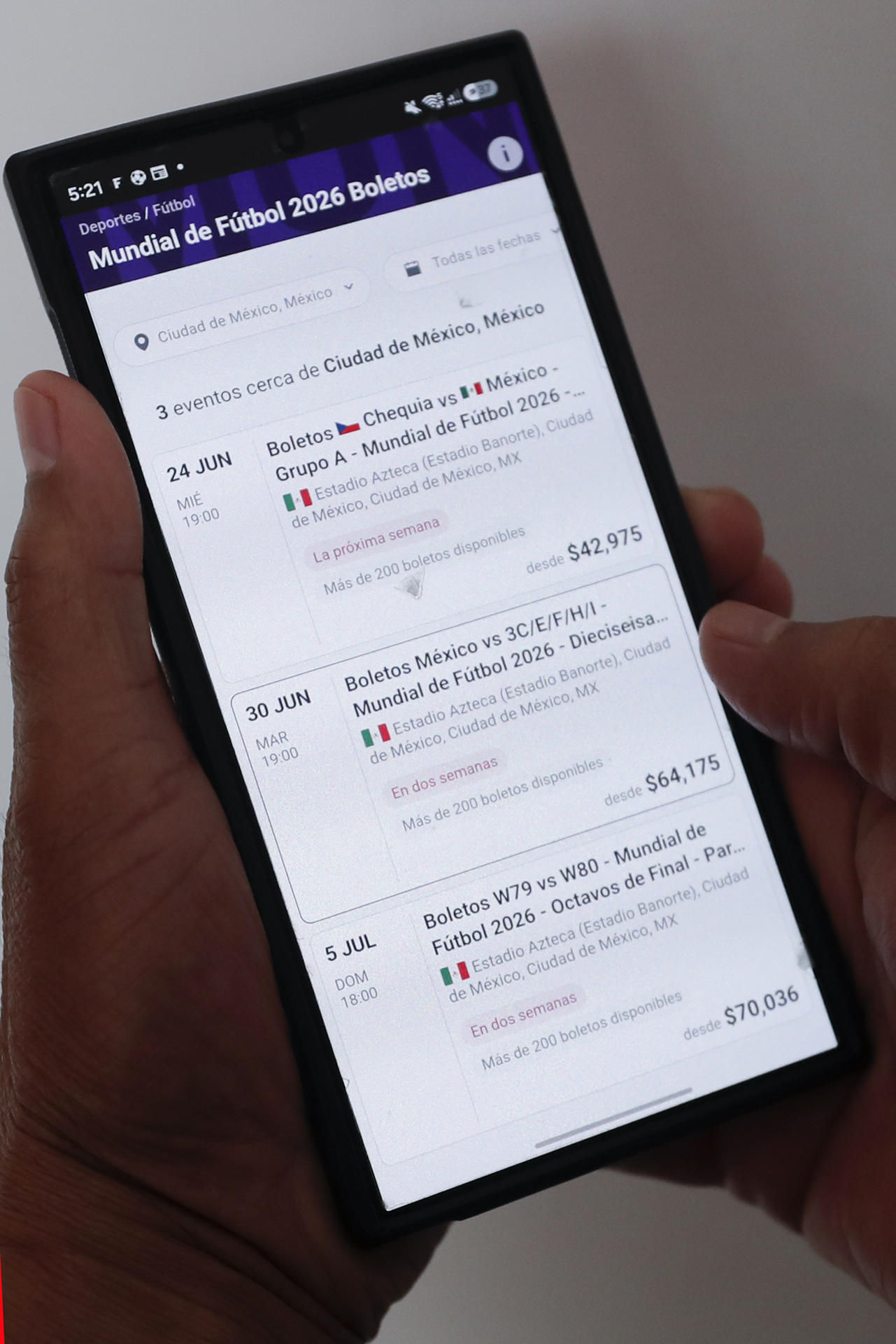 Una persona realiza una compra por internet este lunes, en Ciudad de México (México). EFE/ Isaac Esquivel
