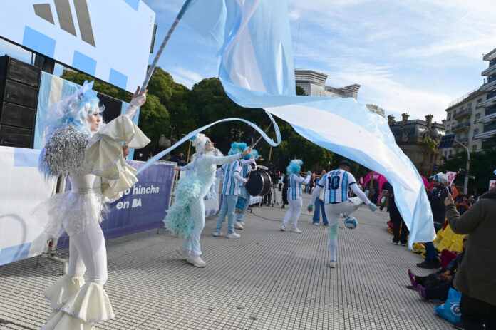 Aficionados de Argentina se reúnen para observar el partido de su selección frente a Austria en un Fan Fest este lunes, en la Plaza San Martin de Buenos Aires (Argentina). EFE/Matías Martin Campaya
