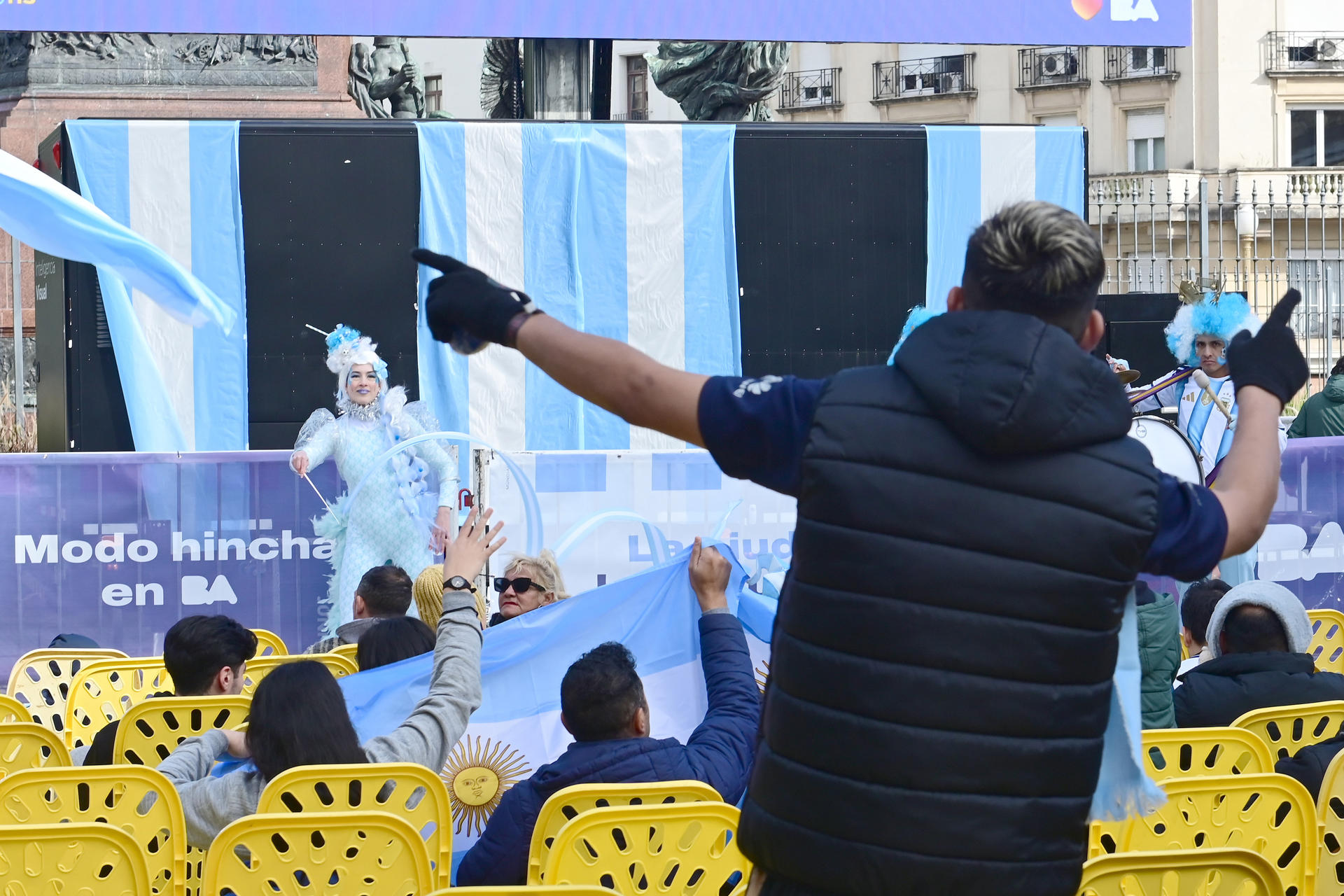 Aficionados de Argentina se reúnen para observar el partido de su selección frente a Austria en un Fan Fest este lunes, en la Plaza San Martin de Buenos Aires (Argentina). EFE/Matías Martin Campaya