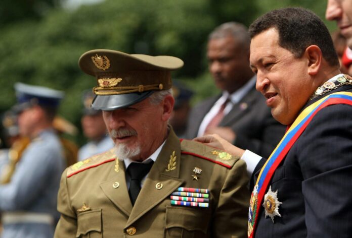 Fotografía de archivo, tomada el 1 de enero de 2009, en la que se captó al entonces presidente de Venezuela, Hugo Chávez (d), junto al comandante revolucionario cubano Ramiro Valdés Menéndez (c), en Caracas (Venezuela). EFE/STR
