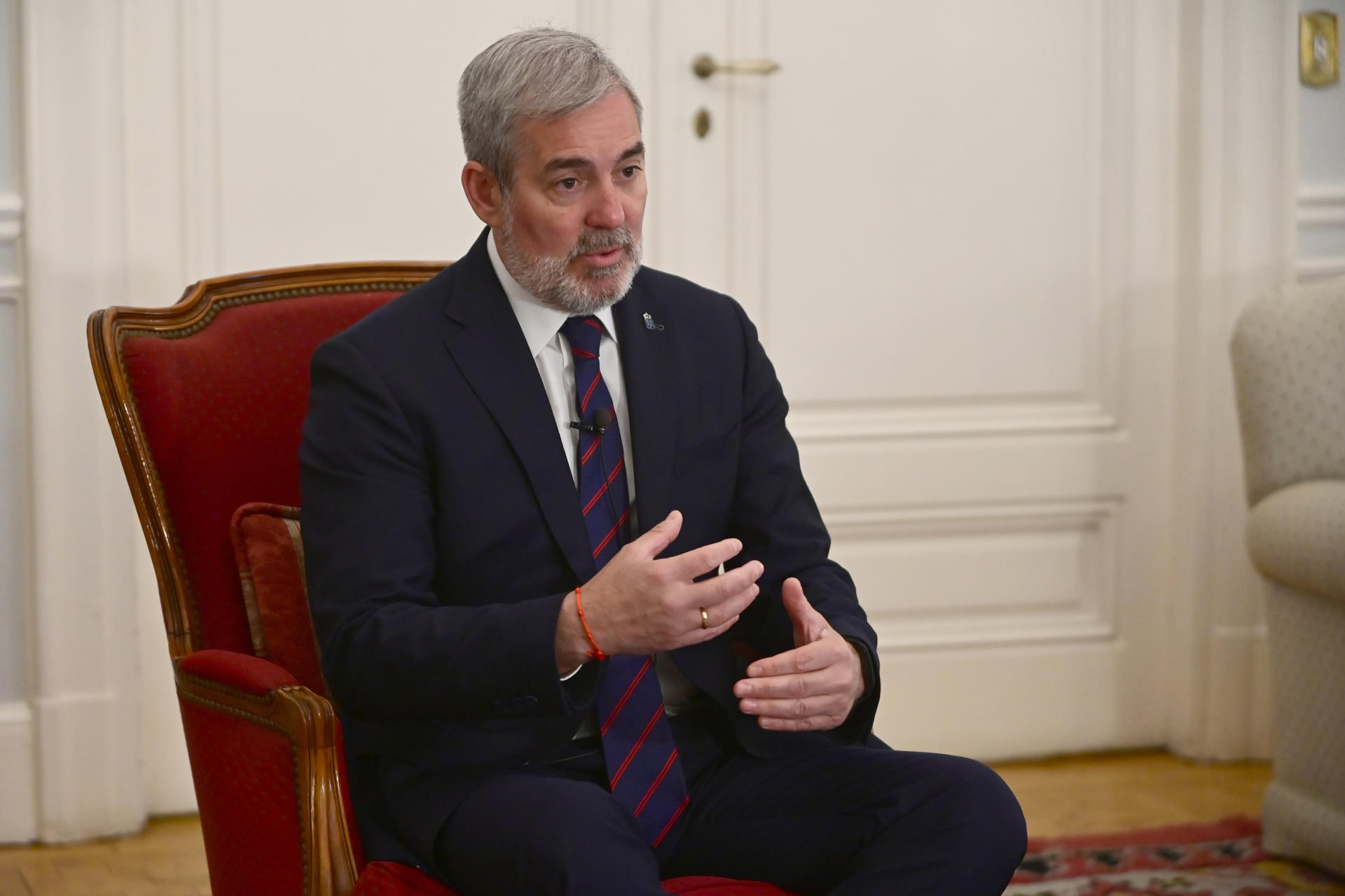 El presidente del Gobierno de Canarias, Fernando Clavijo, habla durante una entrevista con EFE este lunes, en Buenos Aires (Argentina). EFE/ Matías Martín Campaya

