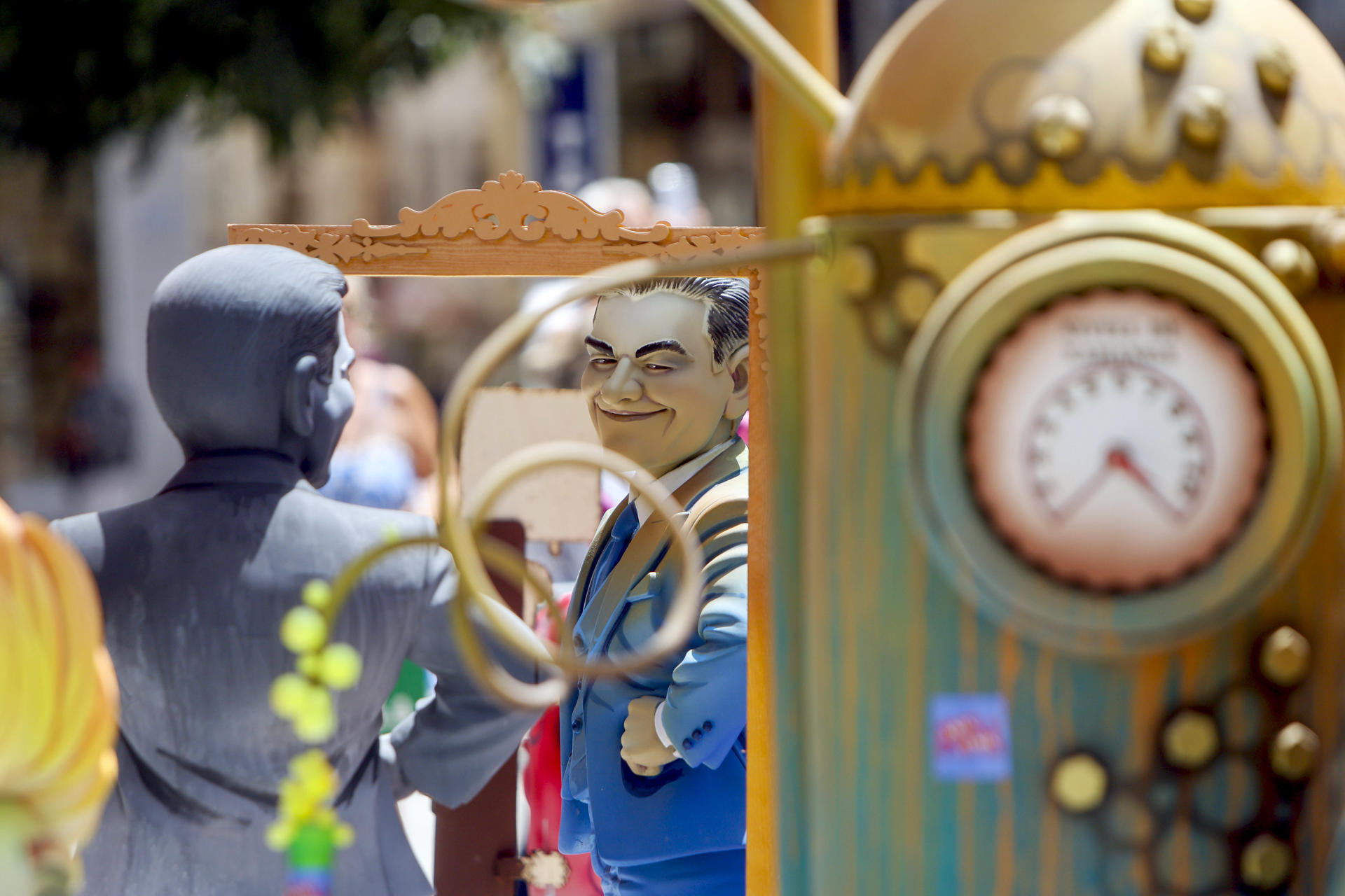 Ninot de Pedro Sánchez en la hoguera Calvo Sotelo para ser visto por los miles de visitantes que recorren estos días la ciudad de Alicante con el fin de ver los ninots de las fiestas de las Hogueras de San Juan. EFE/ Morell