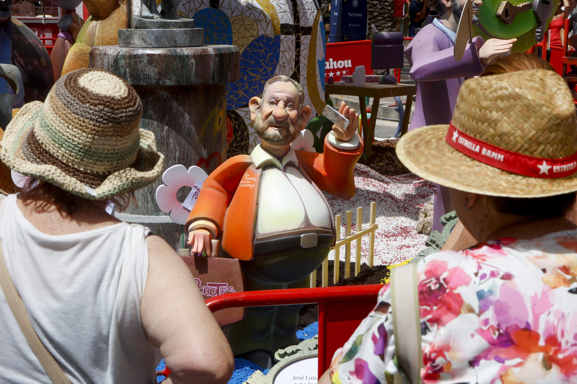 Ninot de José Luis Ábalos en la hoguera Mercado para ser visto por los miles de visitantes que recorren estos días la ciudad de Alicante con el fin de ver los ninots de las fiestas de las Hogueras de San Juan. EFE/ Morell