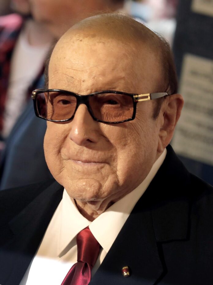 Fotografía de archivo del productor y ejecutivo musical estadounidense Clive Davis. EFE/PETER FOLEY
