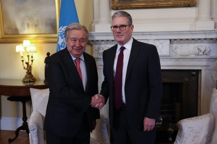 Fotografía de archivo, tomada el pasado 16 de enero, en la que se captó al secretario general de la ONU, Antonio Guterres, al saludar al primer ministro del Reino Unido, Keir Starmer, en Londres (Reino Unido) EFE/Chris Ratcliffe/Pool
