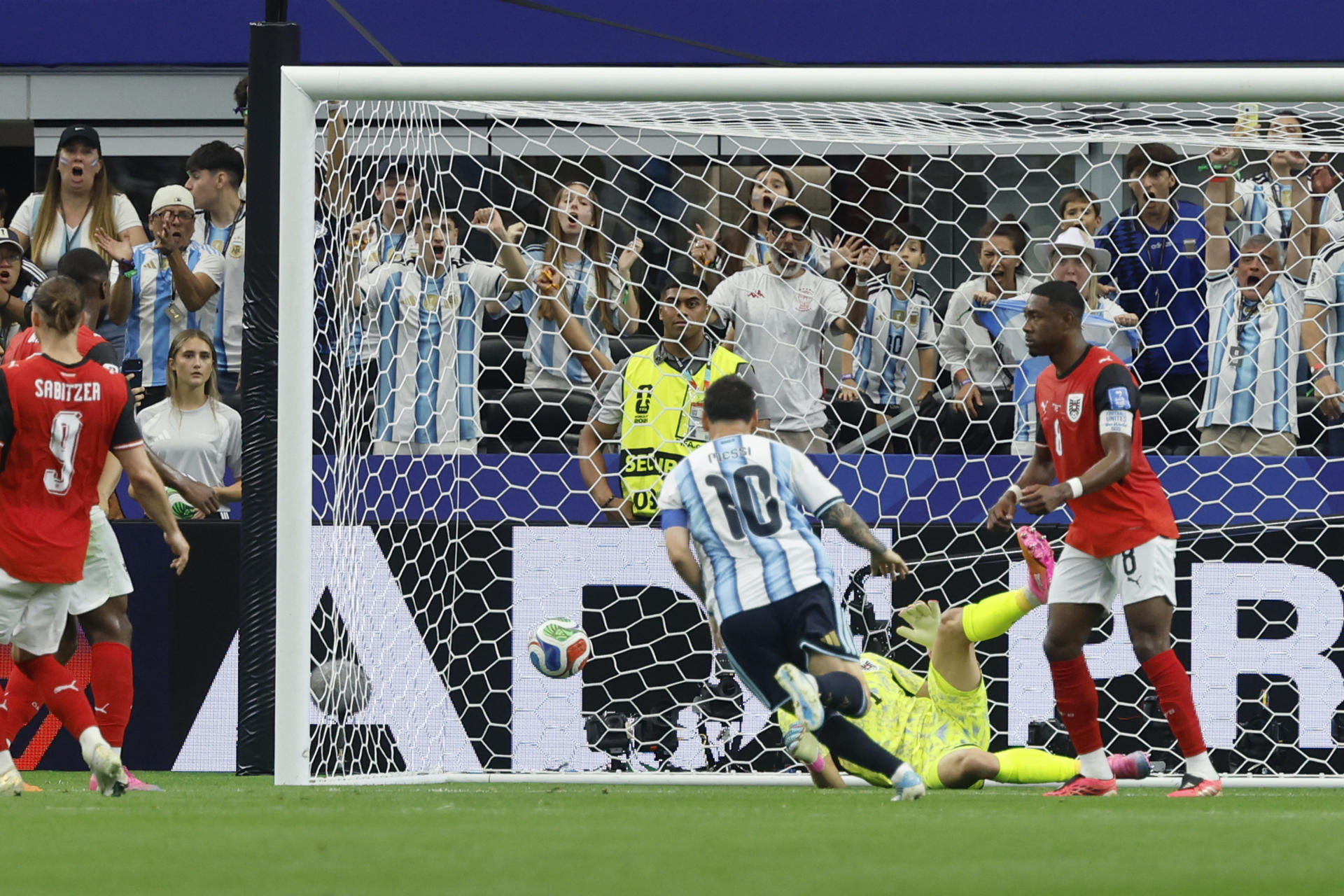 El delantero de Argentina Lionel Messi, en el momento de anotar su gol 17 en los Mundiales, que le permite imponer el récord como máximo goleador histórico. EFE/Mariscal
