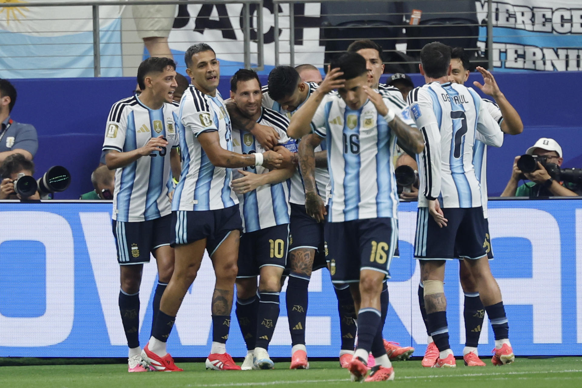 El delantero de Argentina Lionel Messi celebra con sus compañeros el gol 17, que le permite serel mayor anotador histórico de los Mundiales. EFE/Mariscal
