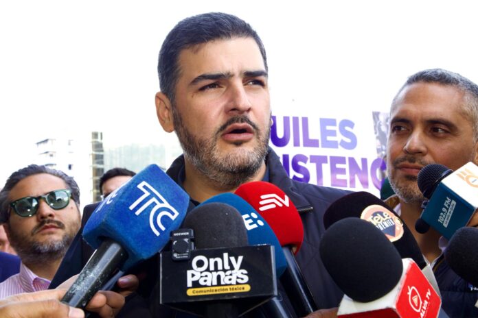Fotografía de archivo, tomada en diciembre 2025, en la que se captó al alcalde de Guayaquil, Aquiles Álvarez, al atender a la prensa, en Quito (Ecuador). EFE/ Gianna Benalcázar
