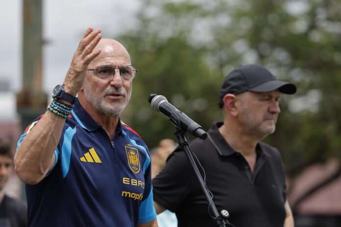 El presidente de la Federación Española, Rafael Louzán, en el lugar donde reposan los restos mortales de Martin Luther King, tras realizar un homenaje con motivo del Mundial USA 2026 en Atlanta.- EFE/Lavandeira jr.
