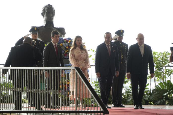 Desde la izquierda; el vicecanciller de Panamá, Carlos Hoyos, la hija del canciller Javier Martínez-Acha, Isabella Martínez-Acha, el canciller de Panamá, Javier Martínez-Acha, y el viceministro de Asuntos Multilaterales y Cooperación de Panamá, Carlos Guevara Mann, posan durante los actos conmemorativos del Bicentenario del Congreso Anfictiónico este lunes, en Ciudad de Panamá (Panamá). EFE/ Aris Mariota
