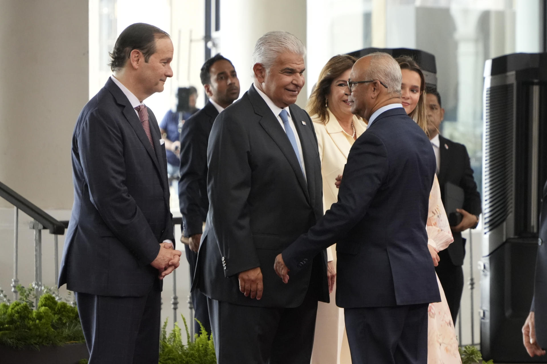 El presidente de Panamá, José Raúl Mulino (c), saluda al secretario general de la Organización de los Estados Americanos (OEA), Albert Ramdin (d), a su llegada a los actos conmemorativos del Bicentenario del Congreso Anfictiónico este lunes, en Ciudad de Panamá (Panamá). EFE/ Aris Mariota
