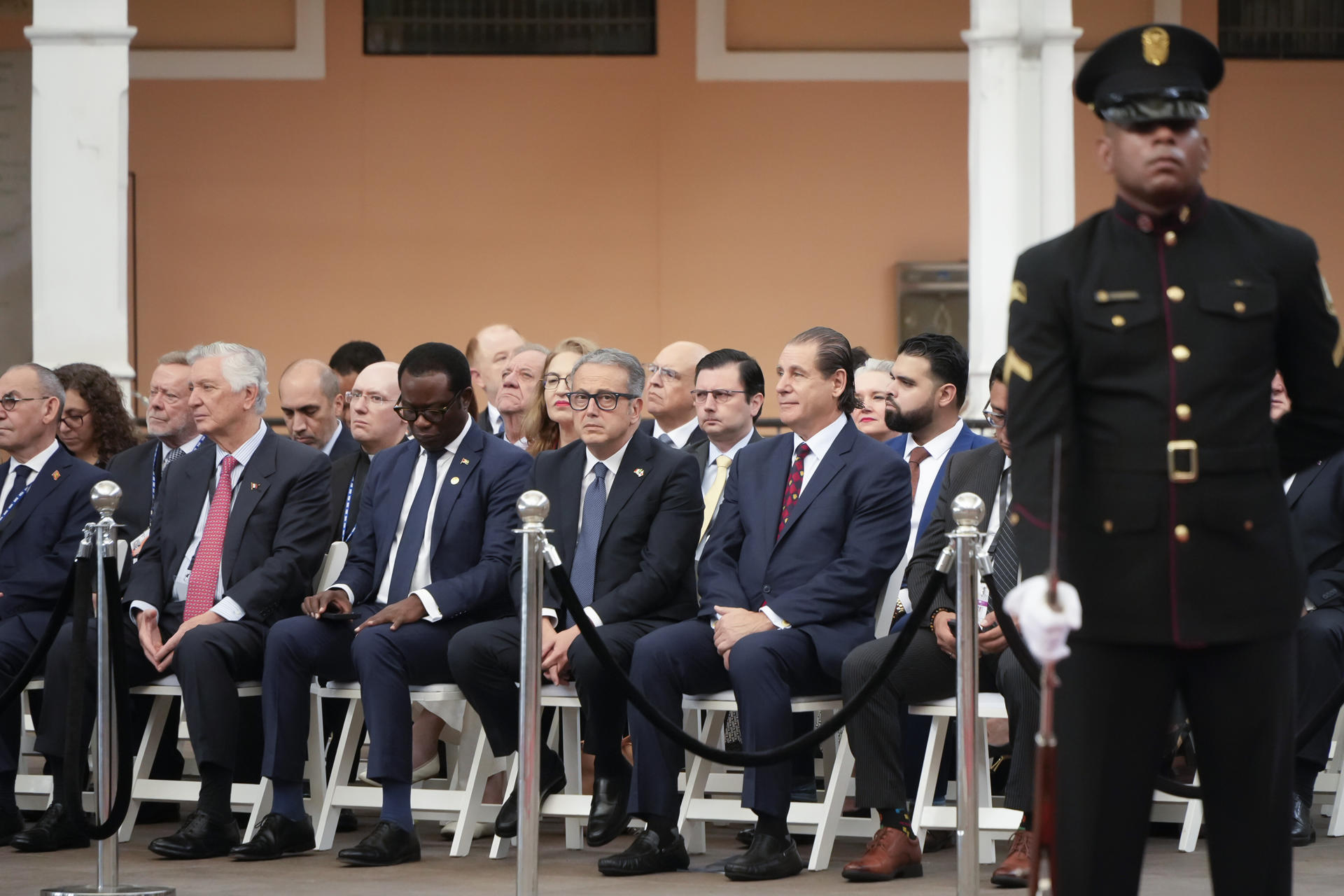 Personas asisten a los actos conmemorativos del Bicentenario del Congreso Anfictiónico este lunes, en Ciudad de Panamá (Panamá).EFE/ Aris Mariota
