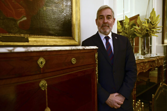 . BUENOS AIRES (ARGENTINA), 22/06/2026.-El presidente del Gobierno de Canarias, Fernando Clavijo, ha propuesto este lunes a Argentina pensar en el archipiélago como un centro de inversión en los sectores aeroespacial, tecnología, cine y turismo, dada las ventajas fiscales que ofrece y, además, usarlo como puente para llegar a África Occidental y Europa. EFE/ Matías Campaya
