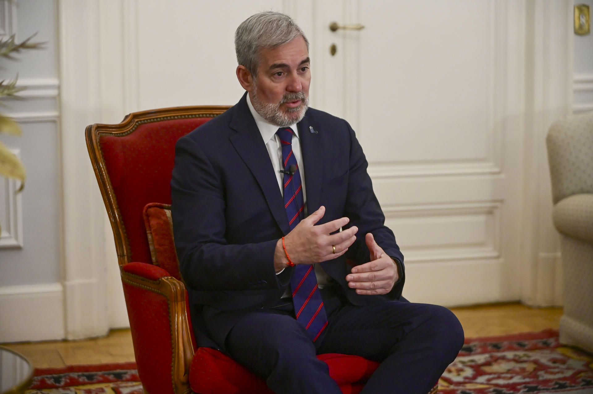 El presidente del Gobierno de Canarias, Fernando Clavijo, ha propuesto este lunes a Argentina pensar en el archipiélago como un centro de inversión en los sectores aeroespacial, tecnología, cine y turismo, dada las ventajas fiscales que ofrece y, además, usarlo como puente para llegar a África Occidental y Europa. EFE/ Matías Campaya
