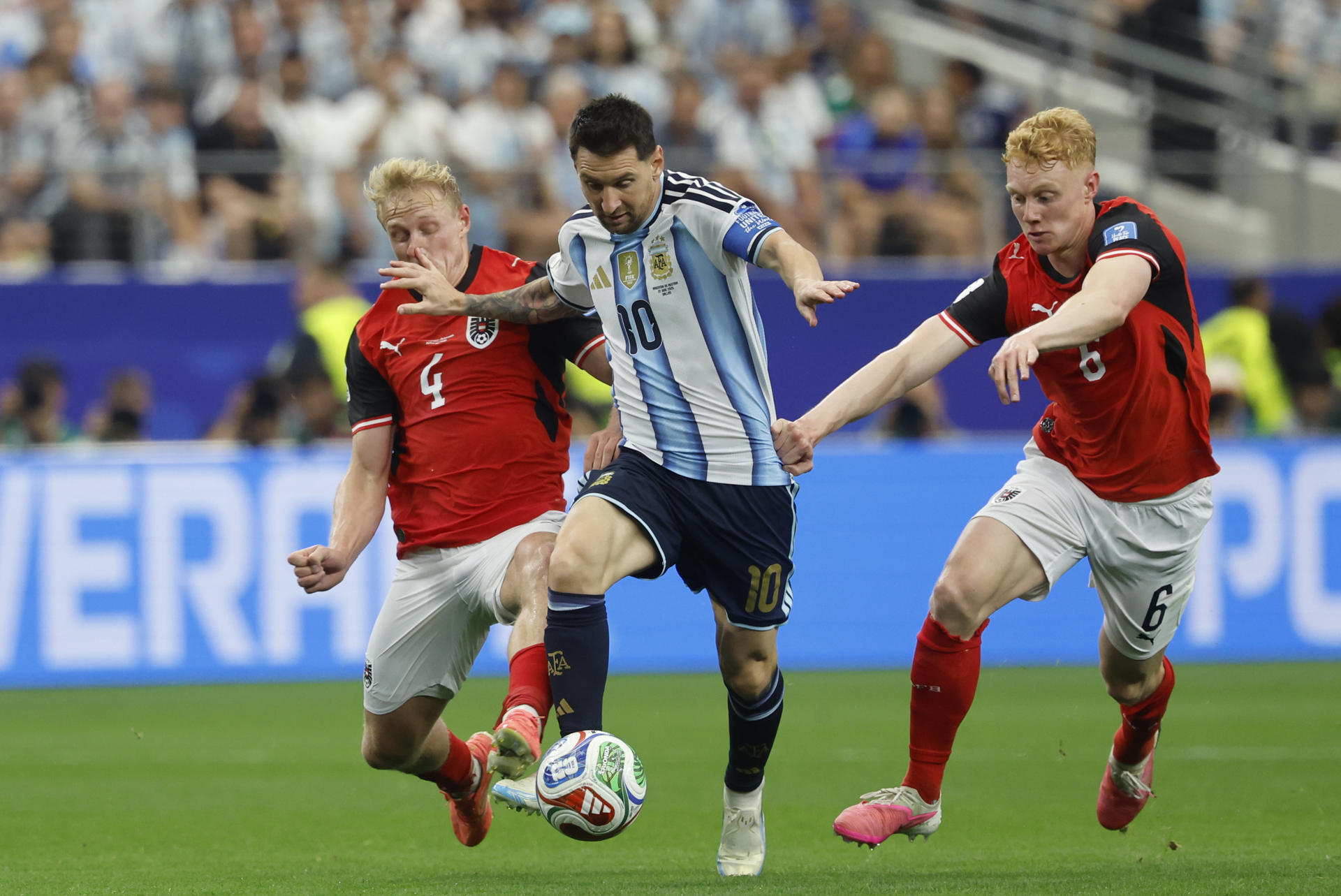 El delantero de Argentina, Leo Messi (c), intenta llevarse el balón ante los defensores de Austria durante el partido del Mundial 2026. EFE/Mariscal