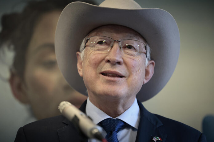 Fotografía de archivo del exembajador de Estados Unidos en México, Ken Salazar, durante una rueda de prensa en la Ciudad de México (México). EFE/ José Méndez
