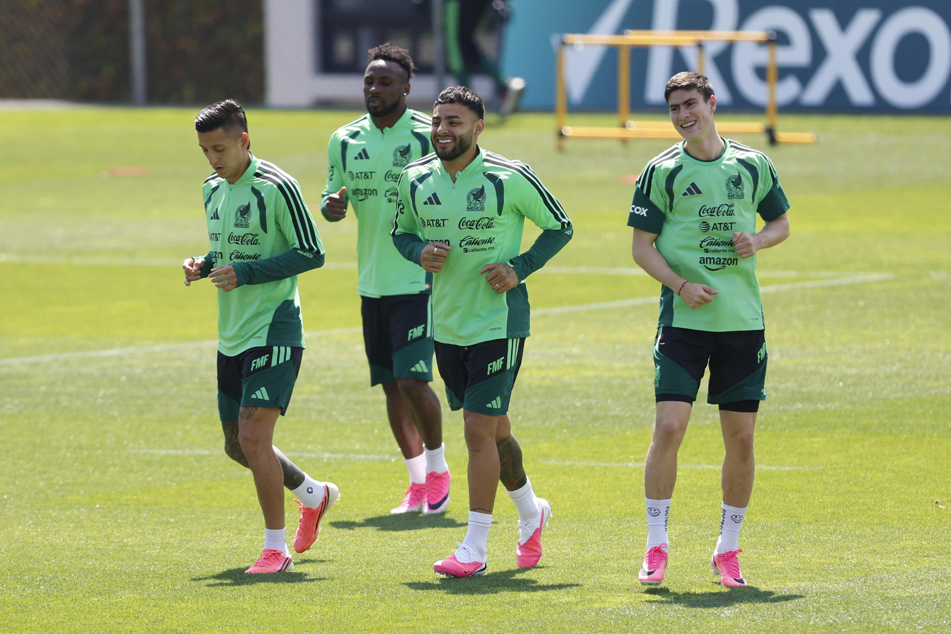 Jugadores de la selección mexicana de fútbol durante el entrenamiento celebrado este lunes en Guadalajara previo al partido ante la selección de Corea. EFE/Sashenka Gutiérrez
