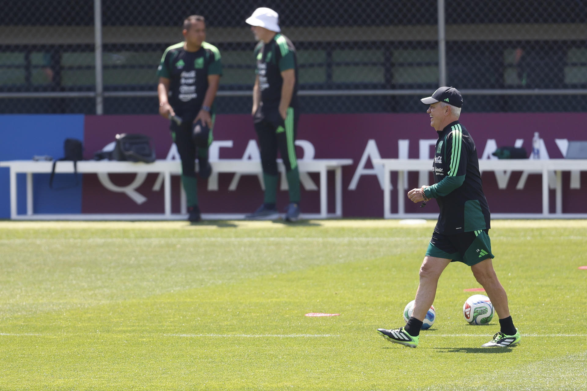 El entrenador de la selección mexicana de fútbol, Javier Aguirre, durante el entrenamiento celebrado este lunes en Guadalajara previo al partido ante la selección de Corea. EFE/Sashenka Gutiérrez
