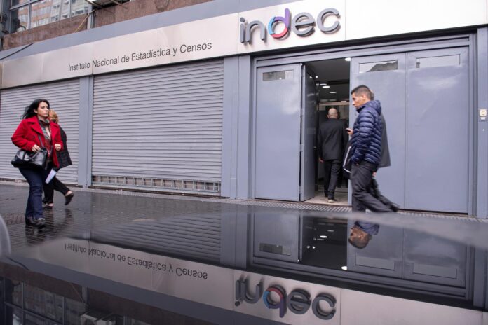 Fotografía de archivo en las que se registró a un grupo de transeúntes al pasar frente a la entrada principal del Instituto Nacional de Estadística y Censos (Indec) de Argentina, en Buenos Aires (Argentina). EFE/Matías Nápoli
