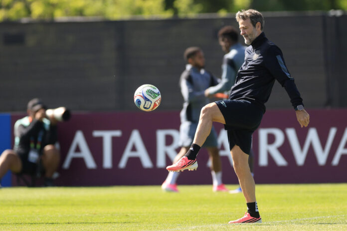 El seleccionador de Panamá, el español Thomas Christiansen, durante el entrenamiento celebrado por el equipo en Nottawasaga, Toronto, Canadá. EFE/ Bienvenido Velasco
