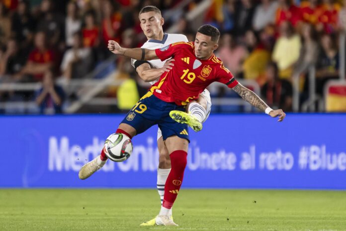 Imagen de archivo del jugador español Jeremy Pino (D) lucha por el balón con el defensa suizo Miro Muheim (I) durante el partido de la UEFA Nations League entre España y Suiza EFE/EPA/LAURENT GILLIERON

