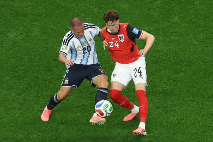 El centrocampista de Argentina Alexis Mac Allister (i) lucha con Paul Wanner, de Austria, en el partido del Mundial 2026. EFE/Mariscal
