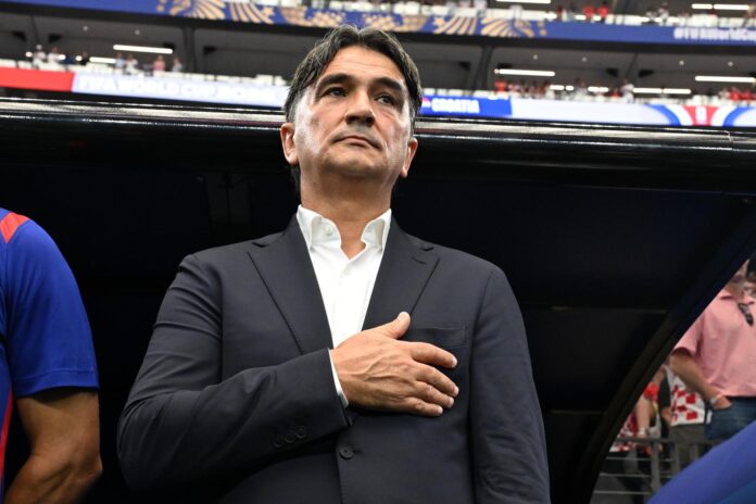 El seleccionador nacional de Croacia, Zlatko Dalic, posa su mano sobre el corazón durante el himno nacional antes del partido de la fase de grupos del Mundial de la FIFA 2026. EFE/EPA/ALBERT PENA
