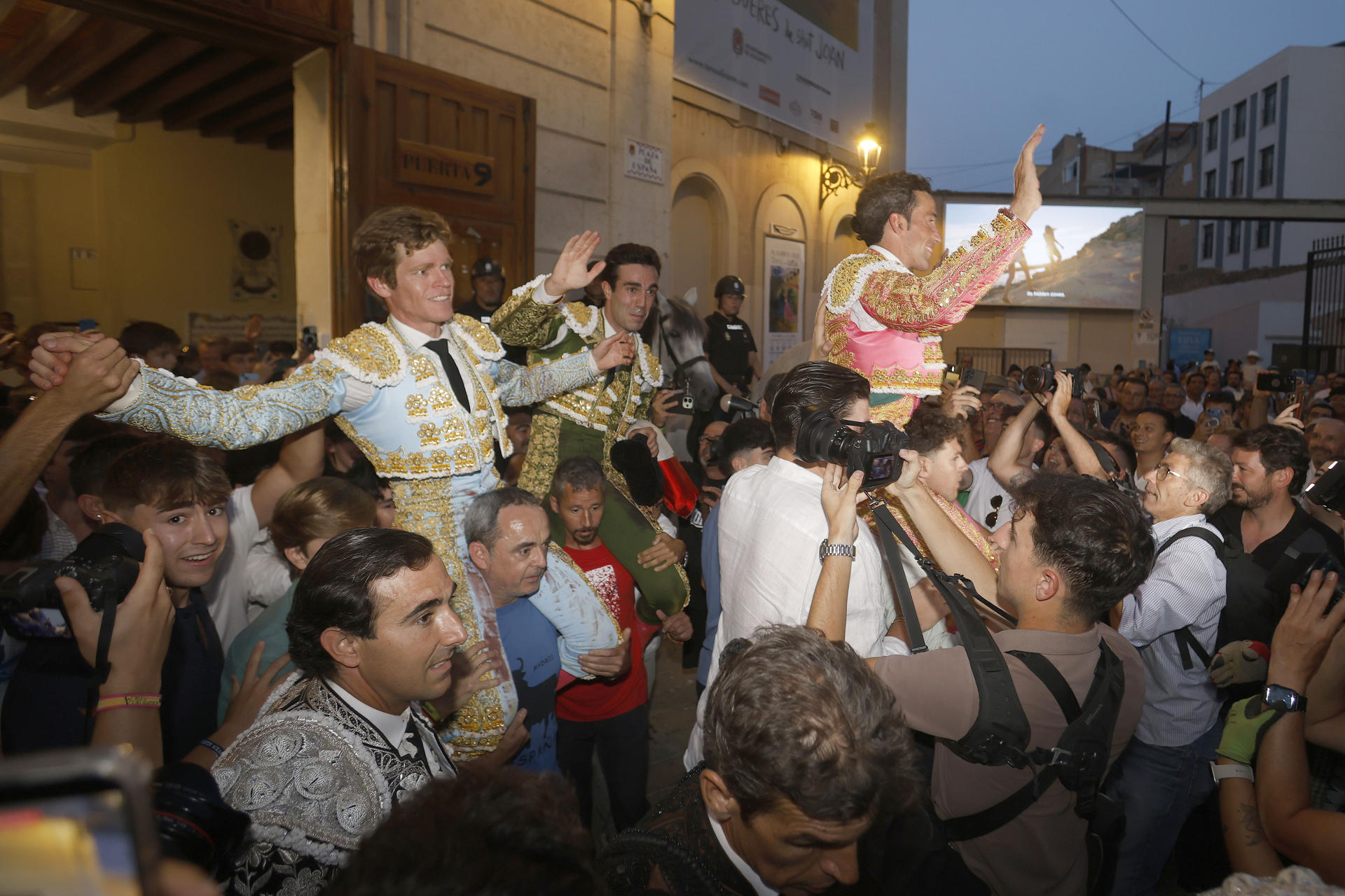 Los diestros (i-d) Borja Jiménez, Tomás Rufo y David de Miranda salen a hombros tras la corrida de la Feria de Hogueras celebrada este lunes en la plaza de toros de Alicante. EFE/Morell