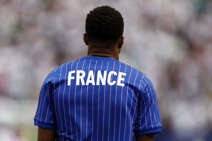 Kylian Mbappé, de Francia, se calienta antes del partido de la fase de grupos de la Copa Mundial de la FIFA 2026. EFE/EPA/WILL OLIVER
